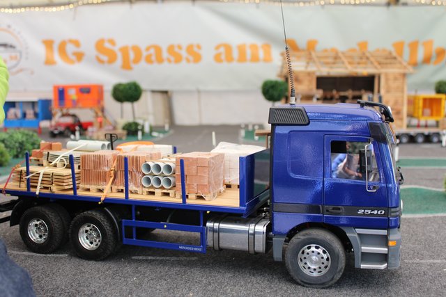 Hat alle Funktionen, die ein richtiger LKW auch hat: Dieses Modell eines Mercedes Actros verfügt über funktionierende Blinker, Motorengeräusche und einen Tempomat