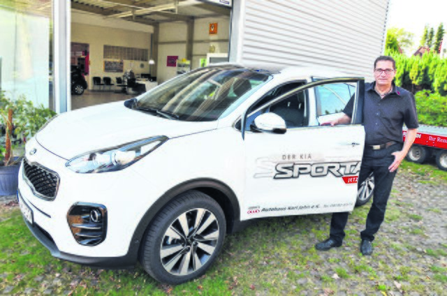 Inhaber Karl Christian John präsentiert den KIA Sportage, einen kompakten SUV mit dynamischen Design