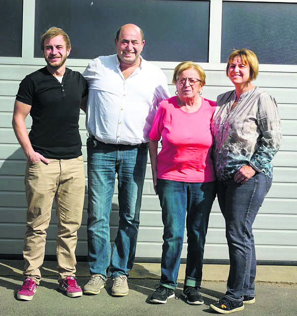 Bedanken sich
bei ihren Kunden,
Geschäftspartnern und Mitarbeitern für die Treue (v. li.): Henrdrik Jockel , Jörg Jockel, Magda Jockel und
Barbara Braband