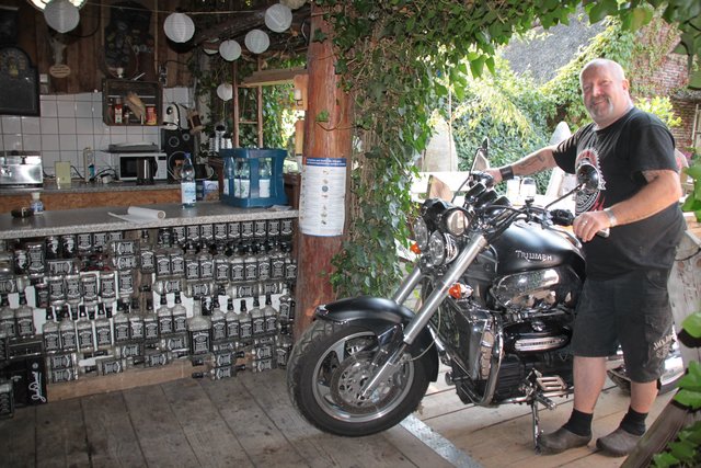 Hobby-Biker Thorsten Neumann mauerte einen Tresen aus Glasflaschen
