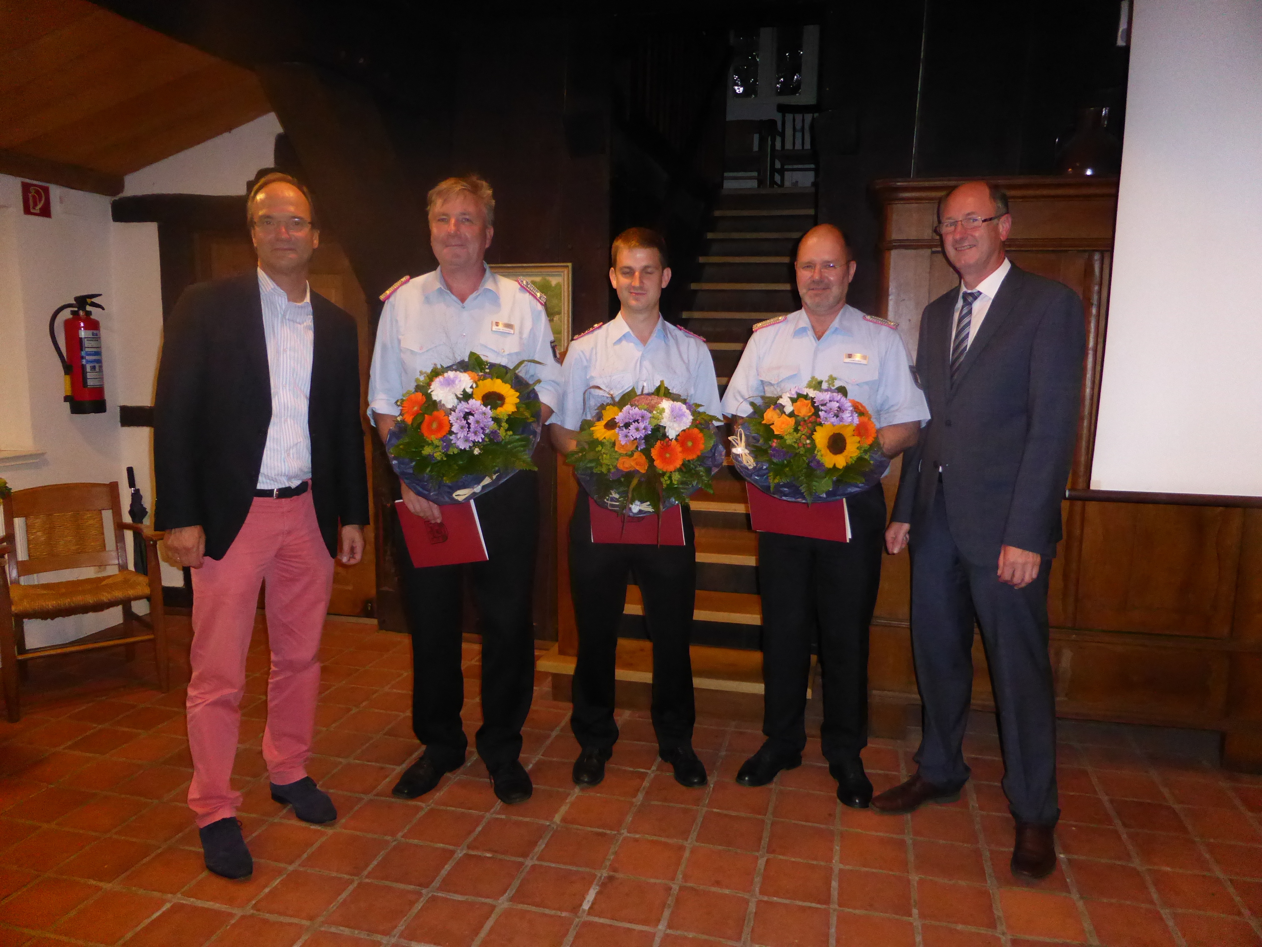 Hans-Heinrich Aldag (li). und Hans-Heinrich Höper (re.) vereidigten Michael Kuch (v. li.), Florian Honisch und Joachim Röhrs