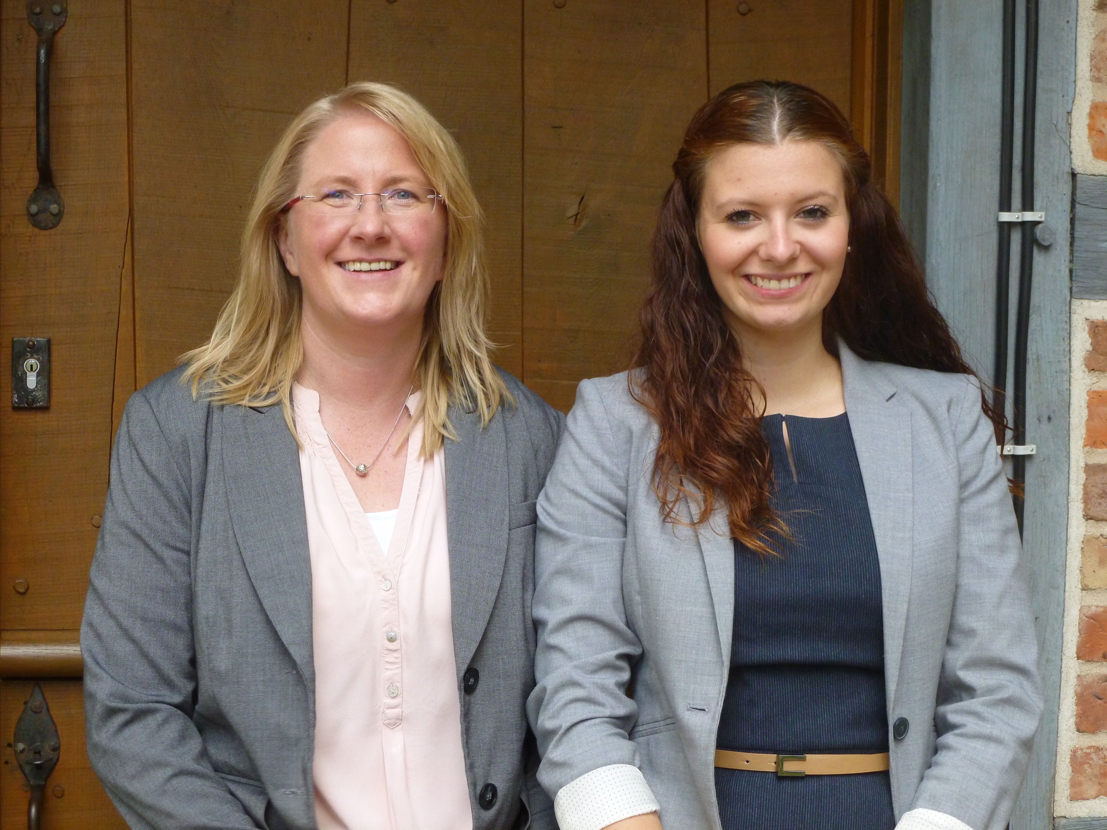 Beraten die Brautpaare rund um das Thema standesamtliche Hochzeit: Melanie Ritter (li.) und Idgie Sophie Firsching