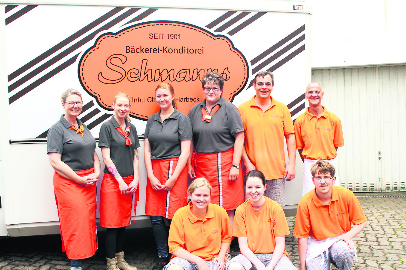 Das Team der Bäckerei Schmanns: Heike Hübler (hintere Reihe v. li.), Saskia Hasenclever, Larissa Bergann, Karin Knopp, Christian Harbeck und Gerd Müller sowie Jessica Müller (vordere Reihe v. li.),
Sarah Hübler und Christian Sörje