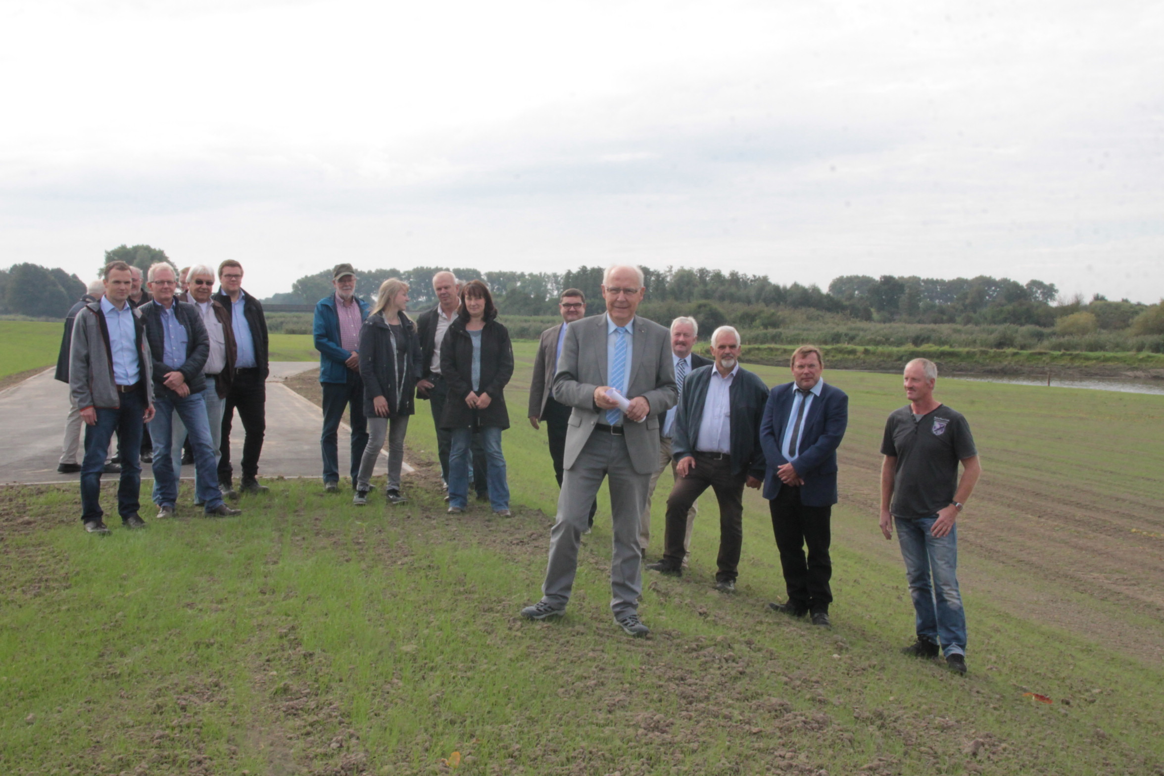 Abnahme des letzten Bauabschnitts in Burweg: Deichgraf Horst Wartner (vorne) mit Vertretern der Samtgemeinde, der Baufirmen, des NLWKN und des Deichverbands
