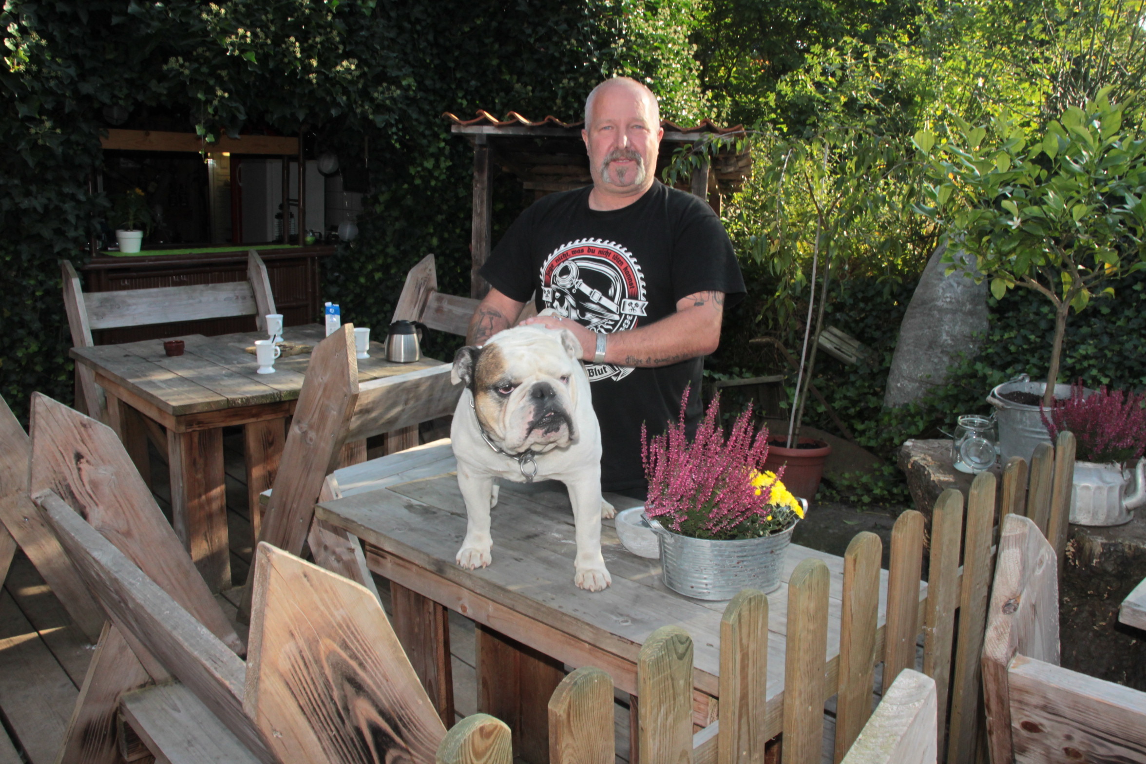 Tierfreund Thorsten Neumann mit Hofhund "Duke", einer Englischen Bulldoge