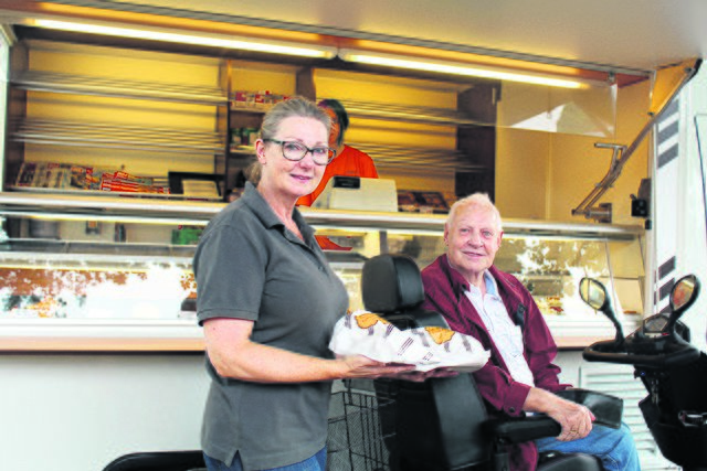 Heike Hübler von der Bäckerei Schmanns bringt Brot,
Brötchen und Kuchen direkt in den Ort, z.B. zu
Konrad Arbeiter (84) nach Lindhorst