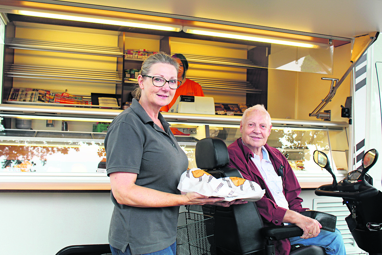 Heike Hübler von der Bäckerei Schmanns bringt Brot,
Brötchen und Kuchen direkt in den Ort, z.B. zu
Konrad Arbeiter (84) nach Lindhorst