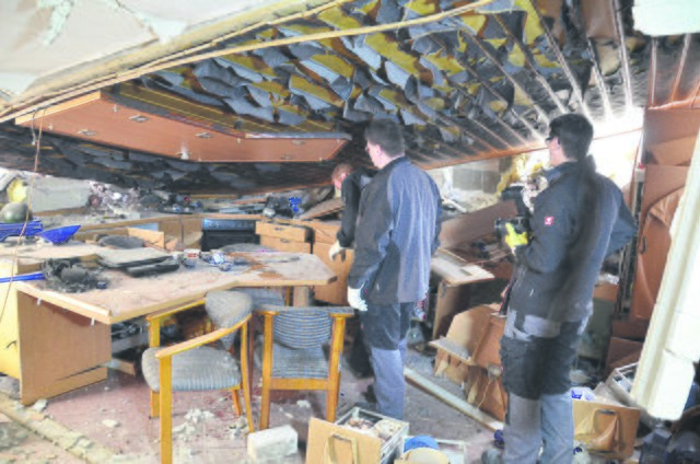 Brandermittler untersuchen die Küche. Dort ereignete sich die Explosion | Foto: Polizei