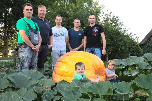Stolz auf den Gartenriesen: Benjamin Boroske (hi. Mitte) mit (v. li.) Björn Boroske sowie Holger Wegner, Sven Nimmert, Steven von Holt und den Kindern Matse Wegner und Nele Wegner