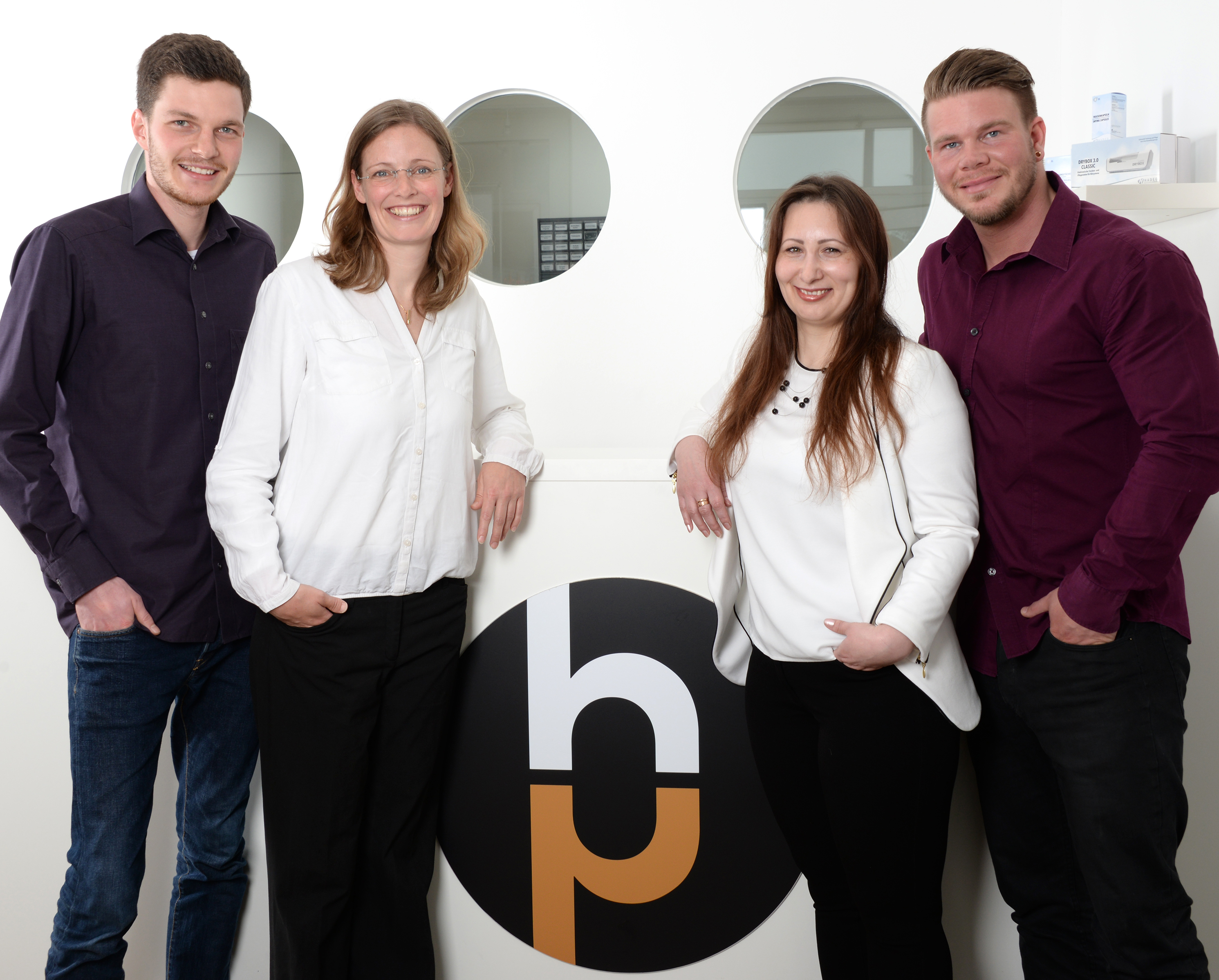 Das Hörpunkt-Team freut sich darauf, Interessierten die vielfältigen Möglichkeiten der modernen Hörsystem vorzustellen (v. li.): Niklas Mackeben, Andrea Schütz, Tatjana Papst und Raphael Müller