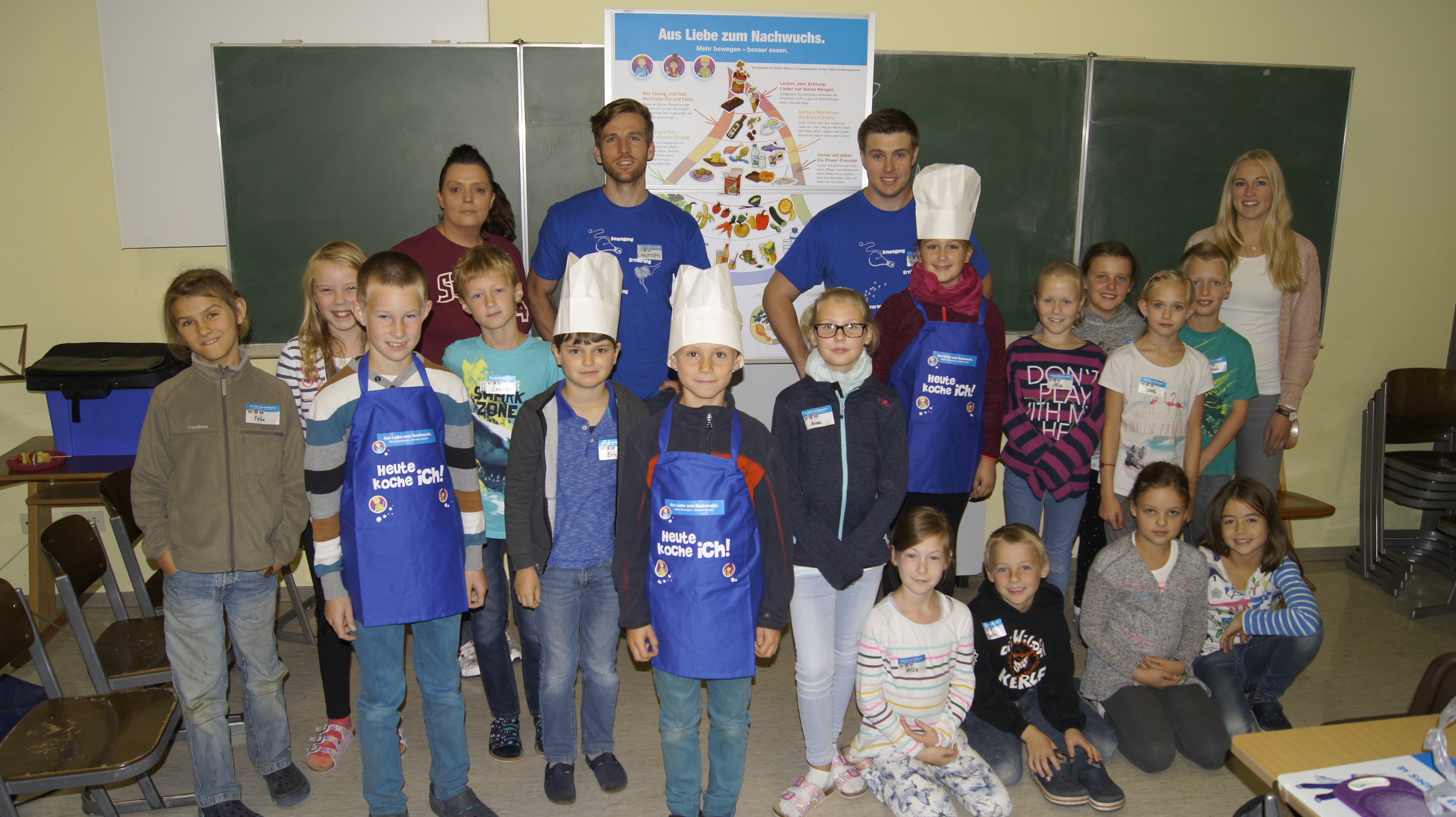 Lernten viel über gesunde Ernährung: Grundschüler aus Dollern mit Christoph Lühr (hinten li.) und Philipp Brammer von der Edeka-Stiftung. Mit dabei war auch Sandra Sommer (hi. li.) vom örtlichen Edeka-Markt Drewes