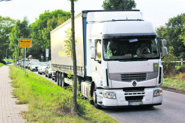 Stau auf der Westerhofer Straße: auch Kraftfahrer versuchten, die A 261 zu umgehen