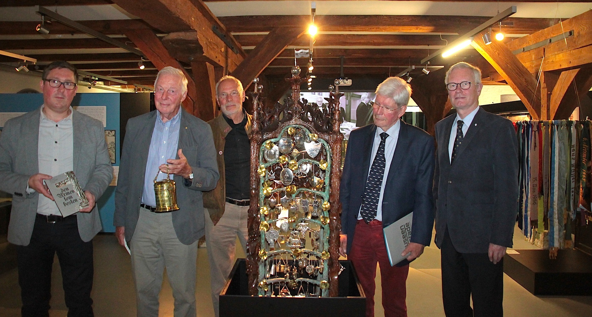 Am Bruderbaum mit funkelnden Berufsemblemen (v. li.): Museumsdirektor Dr. Sebastian Möllers und die Brüderschaftsvertreter Lüder Scholz, Wolfgang Marienfeld, Christian Feneis und Jürgen BAacke