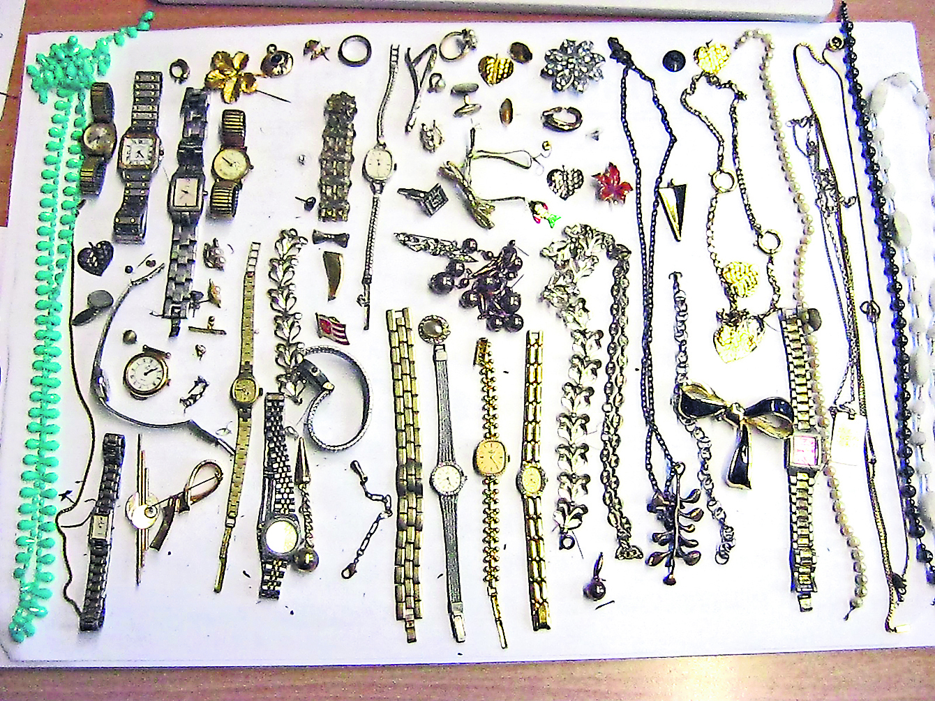 Diesen Schmuck fand die Polizei auf der A39