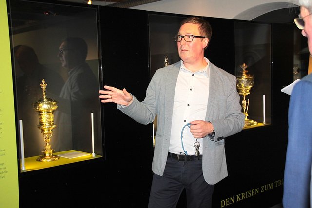 Museumsdirektor Dr. Sebastian Möllers präsentiert einen Brüderschafts-Pokal