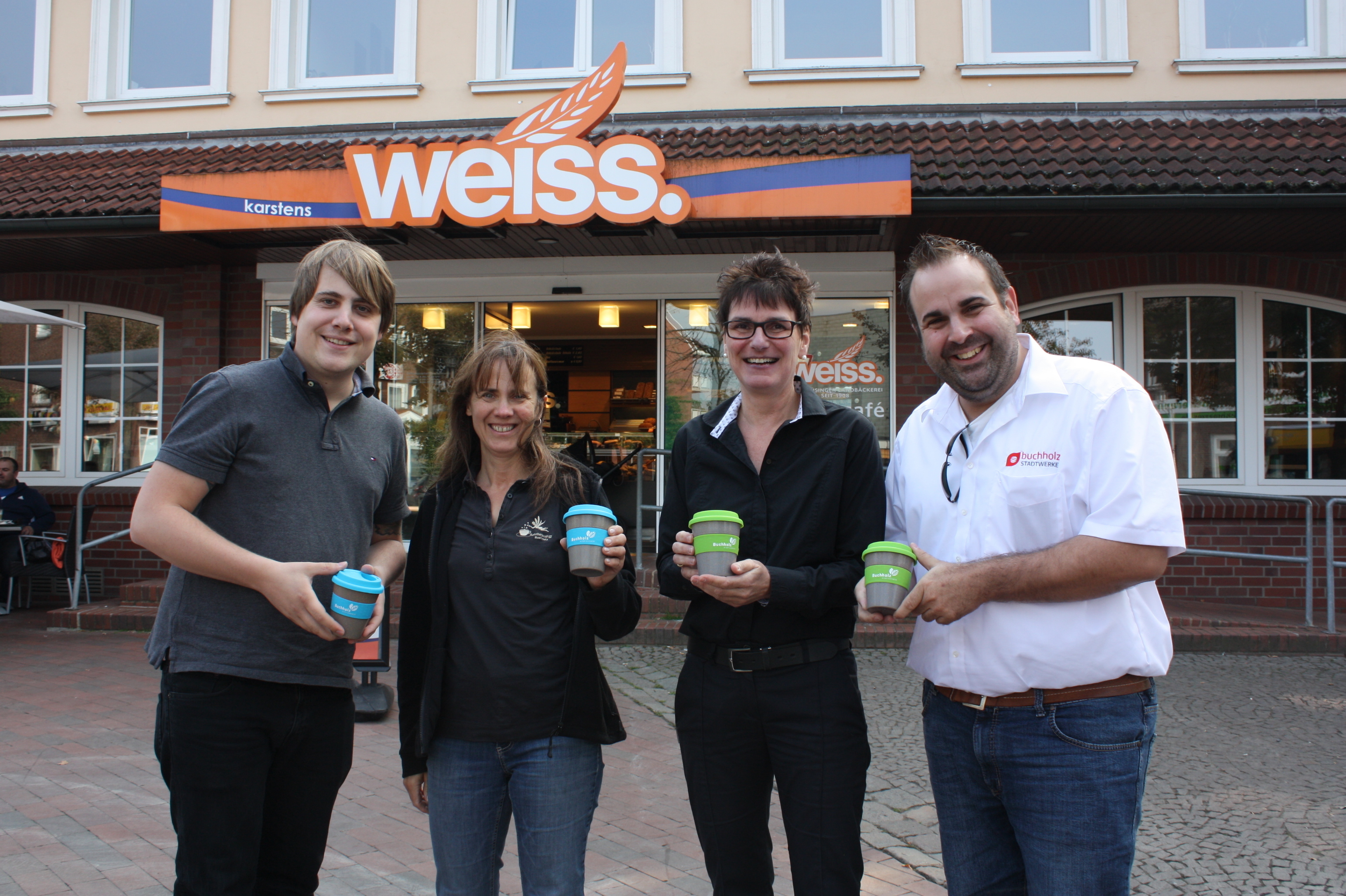 Ziehen mit dem "Tausch.Becher" an einem Strang: (v. li.) Hendrik Weiß (Bäckerei Weiss), Petra Rolf (BahnhofsCaFeé), Frauke Petersen-Hanson (McDonald's) und Jan Bauer (Buchholz Marketing)