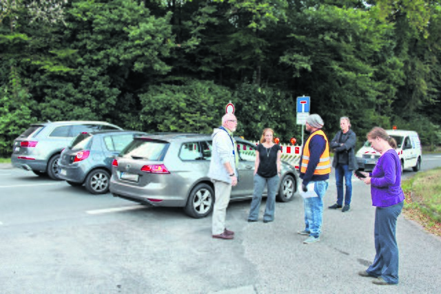 Autofahrer diskutieren mit Viktor Brott (Mitte). Anwohnerin Claudia Peschko (re.) sucht die beste Strecke nach Harburg