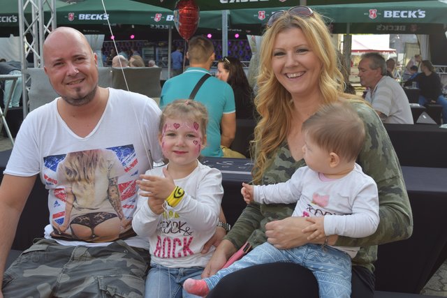 Genossen das große Unterhaltungangebot: Mark, Joy (3), Monique und die neun Monate alte Kim