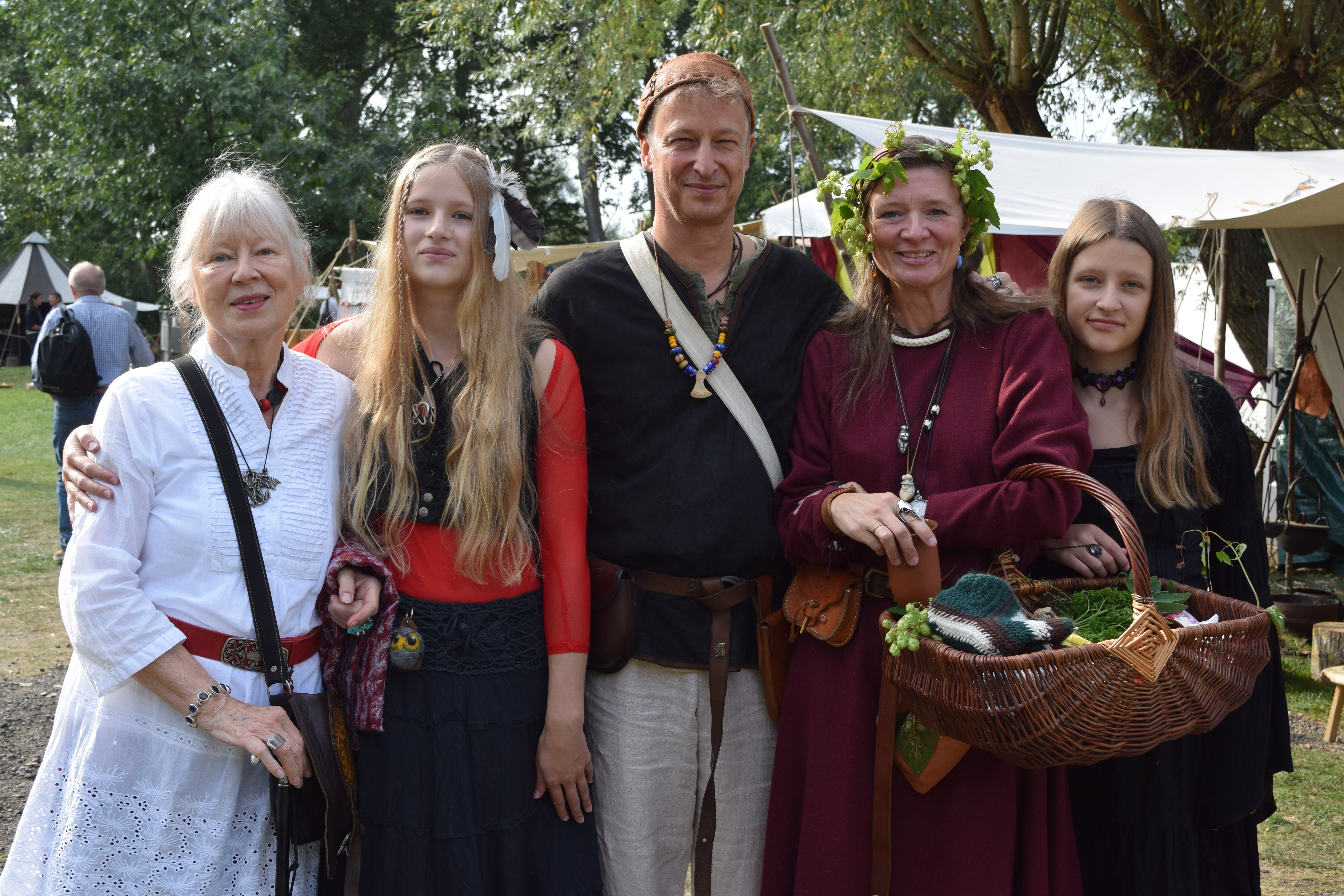 Drei Generationen: Heidi, Stefanie, Christian, Marie und Anna Röhder (v. li.) sind alle große Fans des Mittelalters und lassen sich keinen Markt entgehen