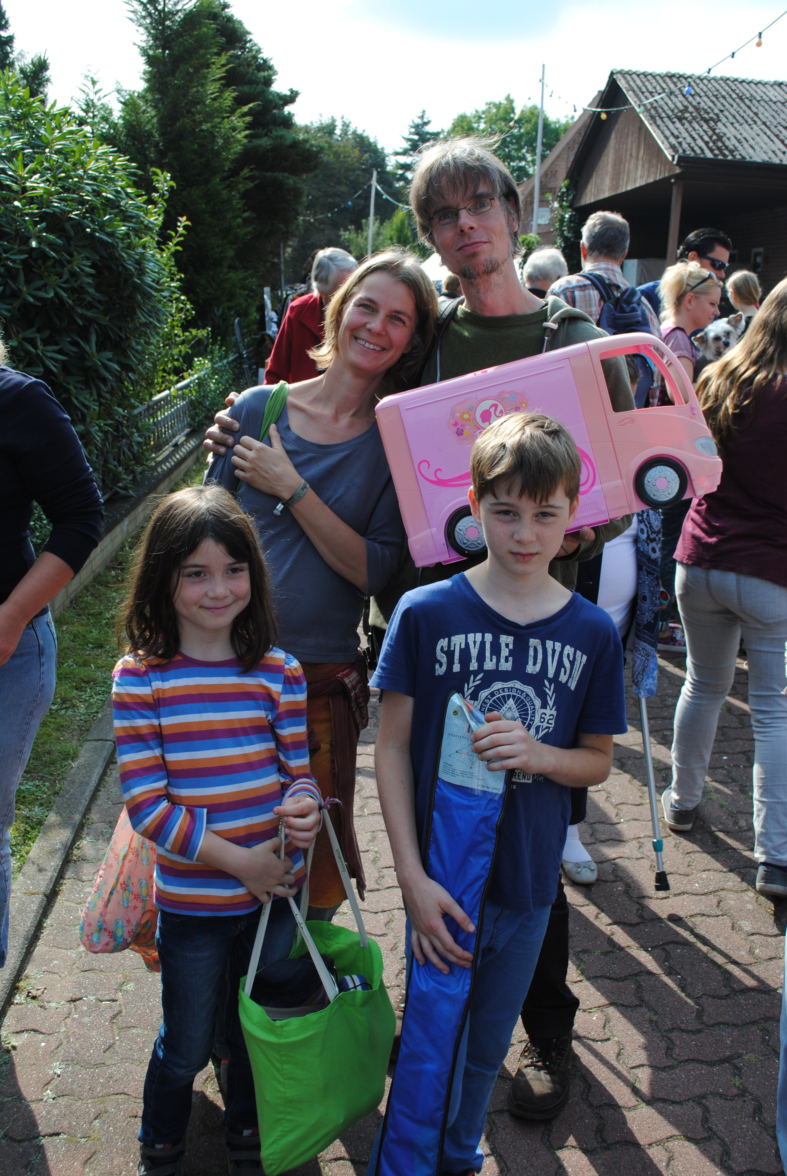 Wurden fündig auf dem Flohmarkt: Tanja und Mario Kelm mit ihren Kindern Liese-Lotte und Melle