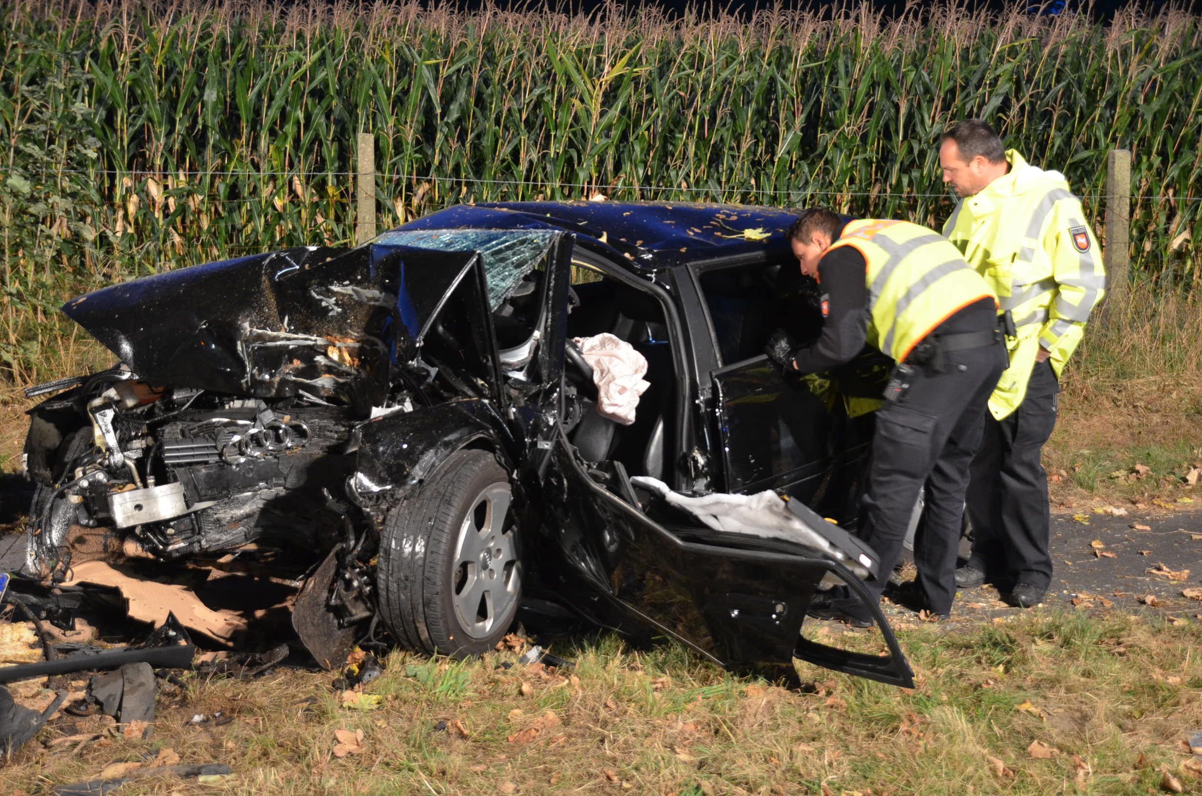 Polizisten am Unfallfahrzeug