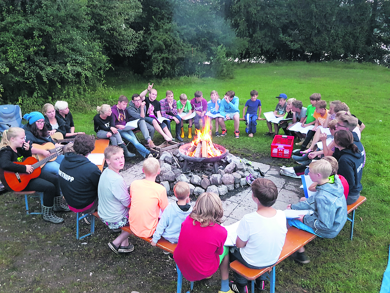 Am Lagerfeuer: die Zeltlager-Teilnehmer aus Salzhausen