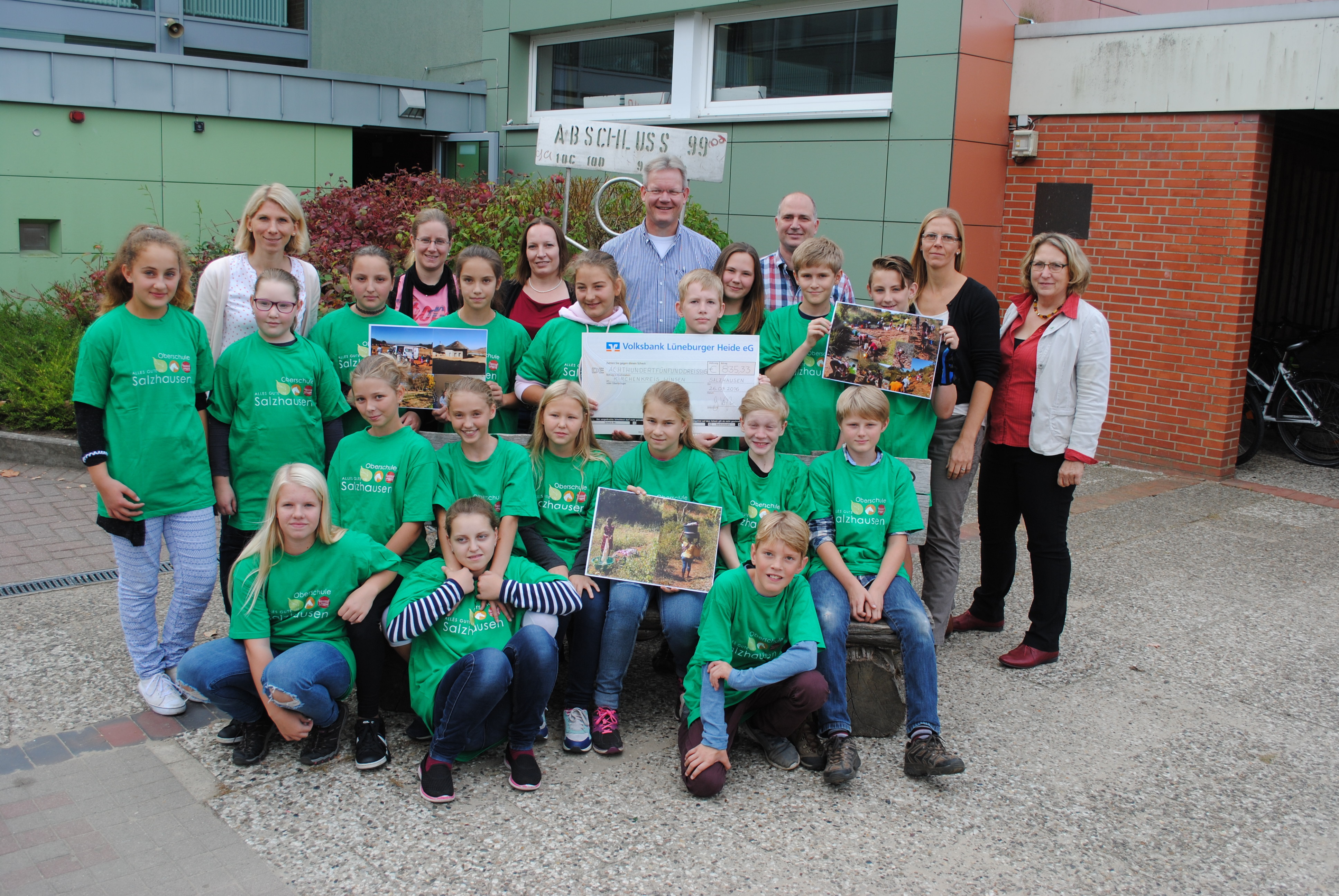 Bei der Scheckübergabe: die Oberschüler mit ihren Lehrerinnen, Schulleiterin Gudrun Voigt (hi. re.), Diakon Peter Klindworth (hi., 3. v. re.) und Pastor Markus Kalmbach (li. daneben)