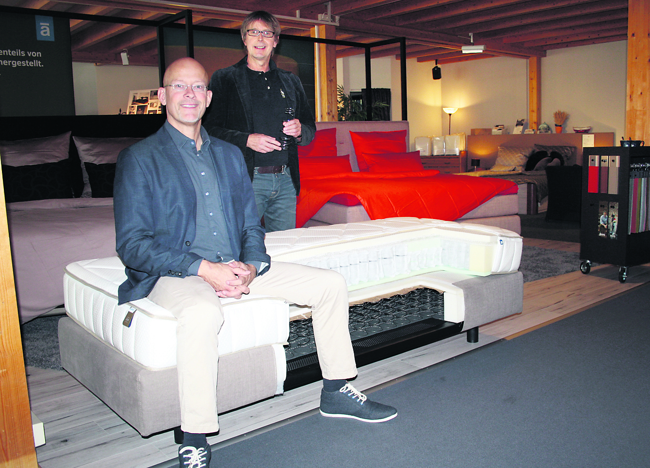 Experten für gutes Schlafen: Wolfgang Remagen (li.) und Manfred Ahrens am Auping-Bettsyste-Modell