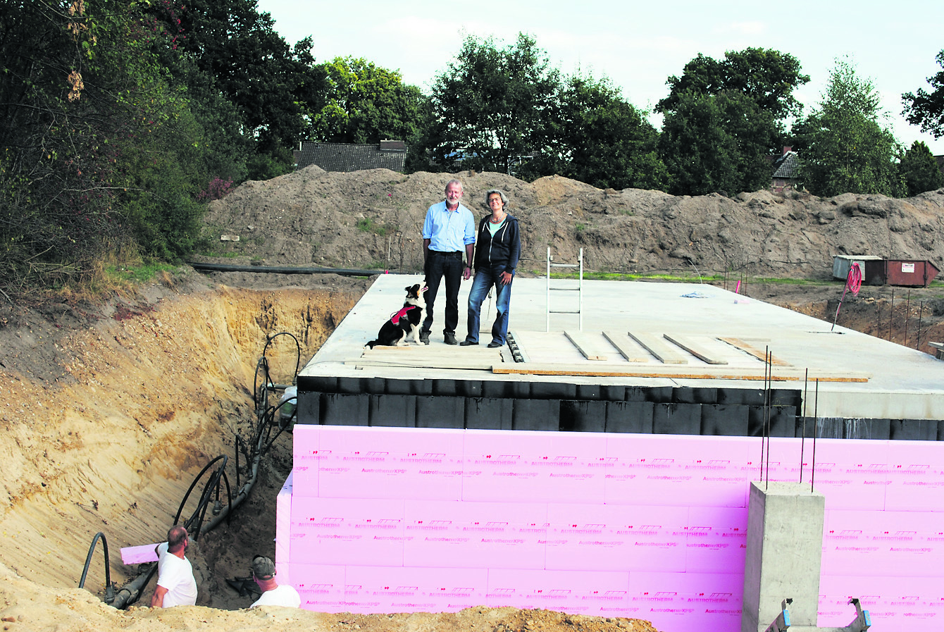 Auf der Baustelle: Holger Maack und Susanne Möller auf dem Keller-Rohbau für den Neubau
