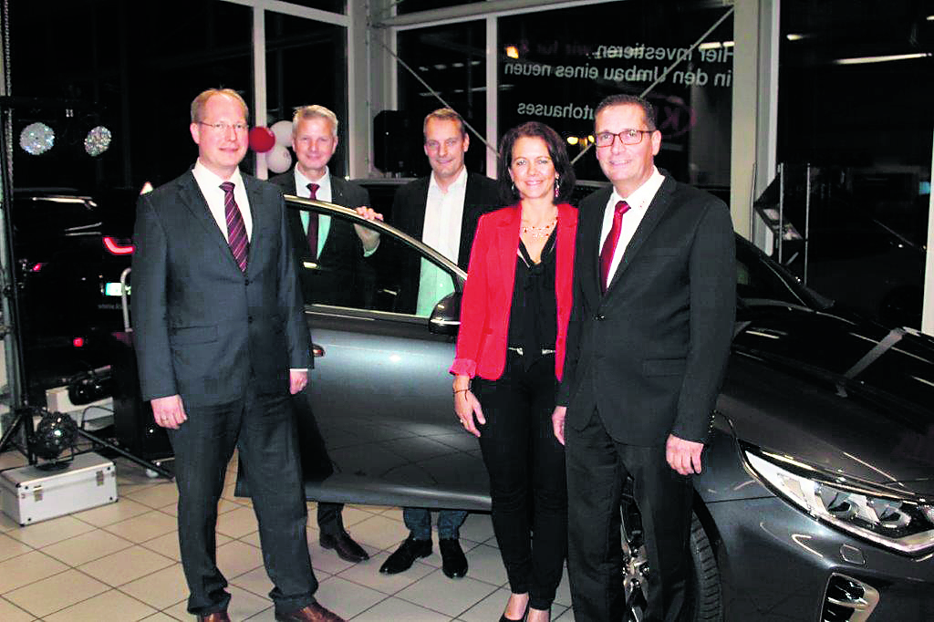 Karl Christian John und seine Lebensgefährtin Kerstin Engelmann (re.) mit (v. li.): Dirk Reichstein, District Manager von KIA, Manfred Spitzer, Aftersales District-Leiter und Axel Borchert, Hyundai Capital Europe GmbH