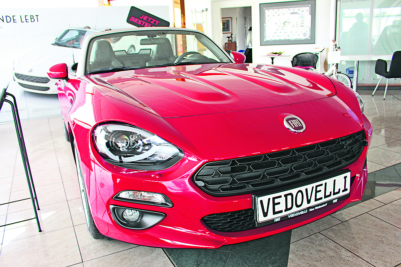 Schnittig, stylish und Ferrari-rot: Der Fiat 124 Spider lässt manches Autofahrer-Herz höher schlagen