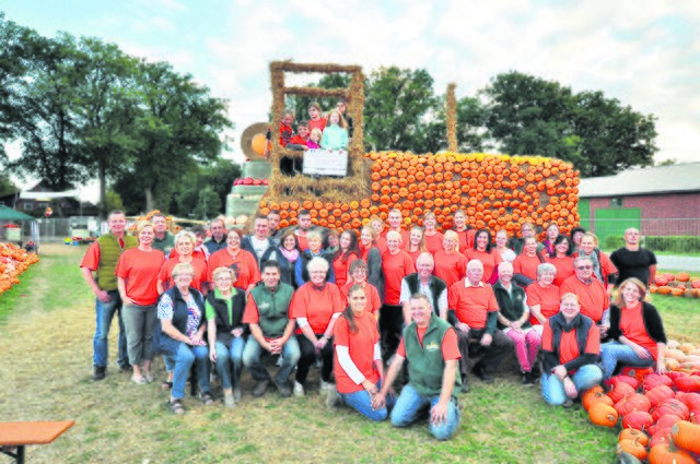 Das Team vom Hof Bartels mit Hof-Chef Heiner Bartels (vorne re.) | Foto: privat