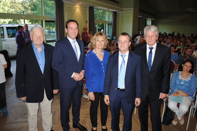 Gratulation zum runden Geburtstag (v. li.): Bodo Beckedorf, André Bock, Christiane Dräger-Meier, Jörg Busch und Uwe Harden
