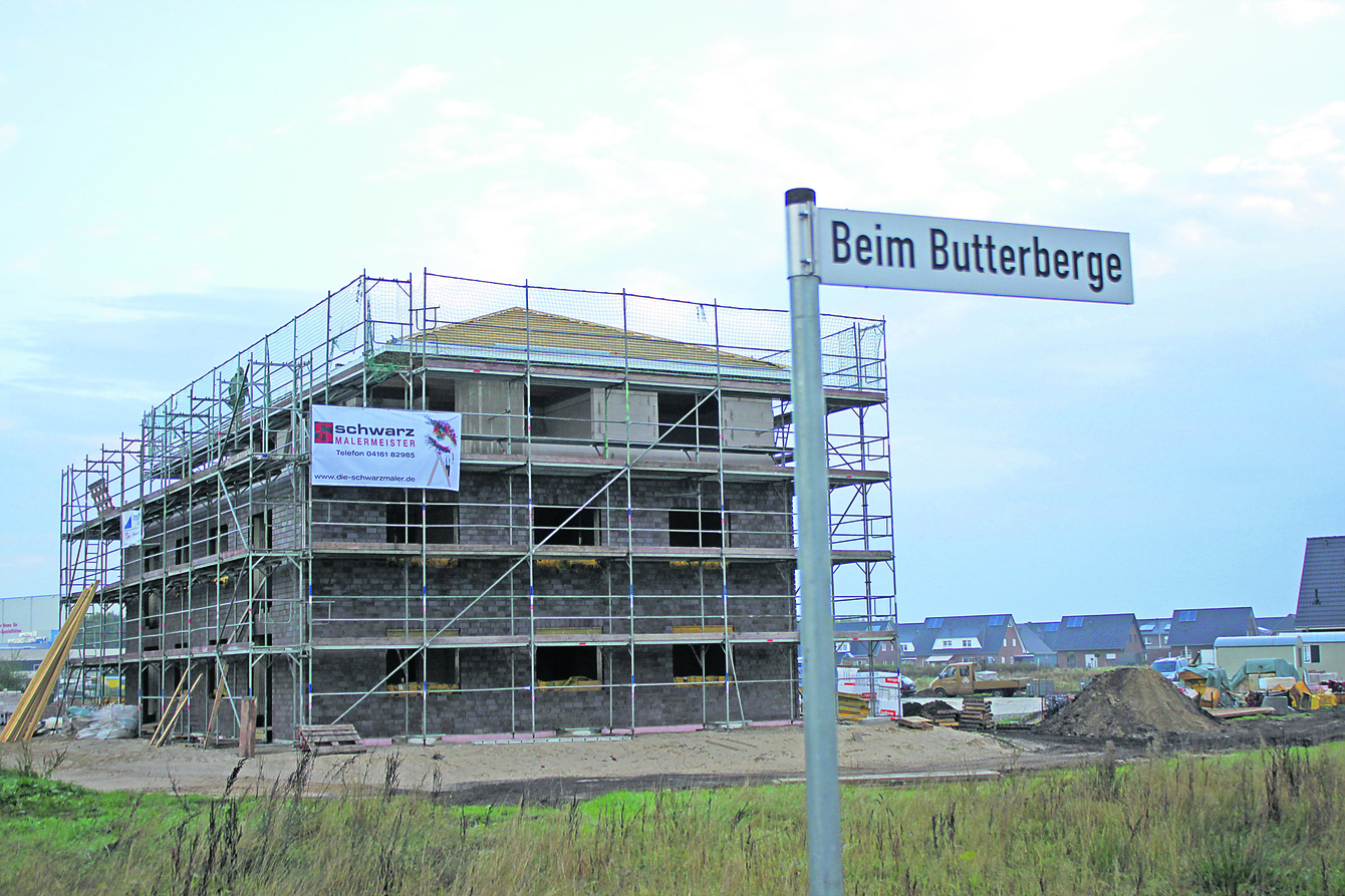 Rechts der Neukloster Straße am Butterberge entstehen bereits Mehrfamilienhäuser, links sollen ähnliche Gebäude errichtet werden