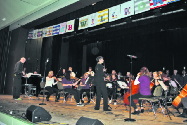 Eine Art "Allstar-Auftritt": Zum Finale stimmten Bigband, Streicher und der Popchor gemeinsam John Miles' Welthit "Music" an