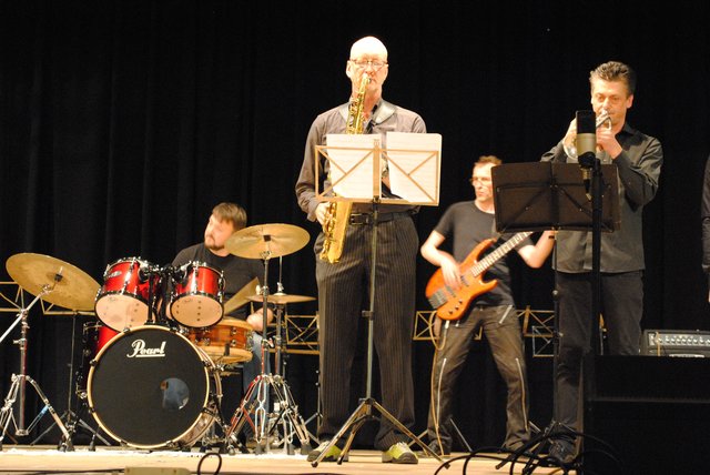 Soviel Power sollte Schule machen: Die Lehrerband legte sich mit "Pick up the pieces" kräftig ins Zeug