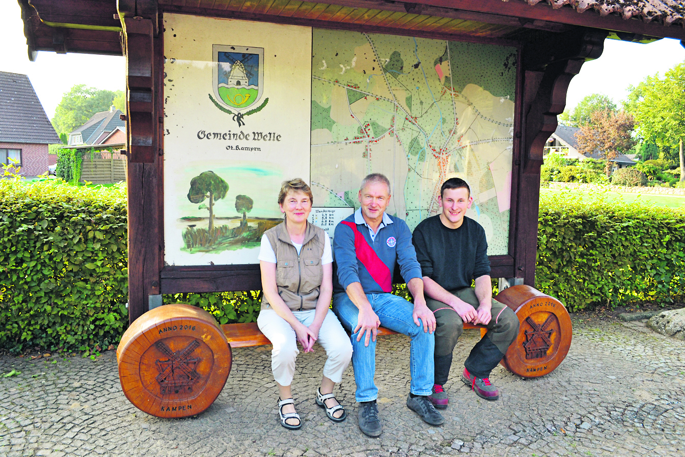 Auf der schmucken „Mühlenbank“ (v. li.): Elke Münster,
Bürgermeister Gerd Schröder und Jan Münster