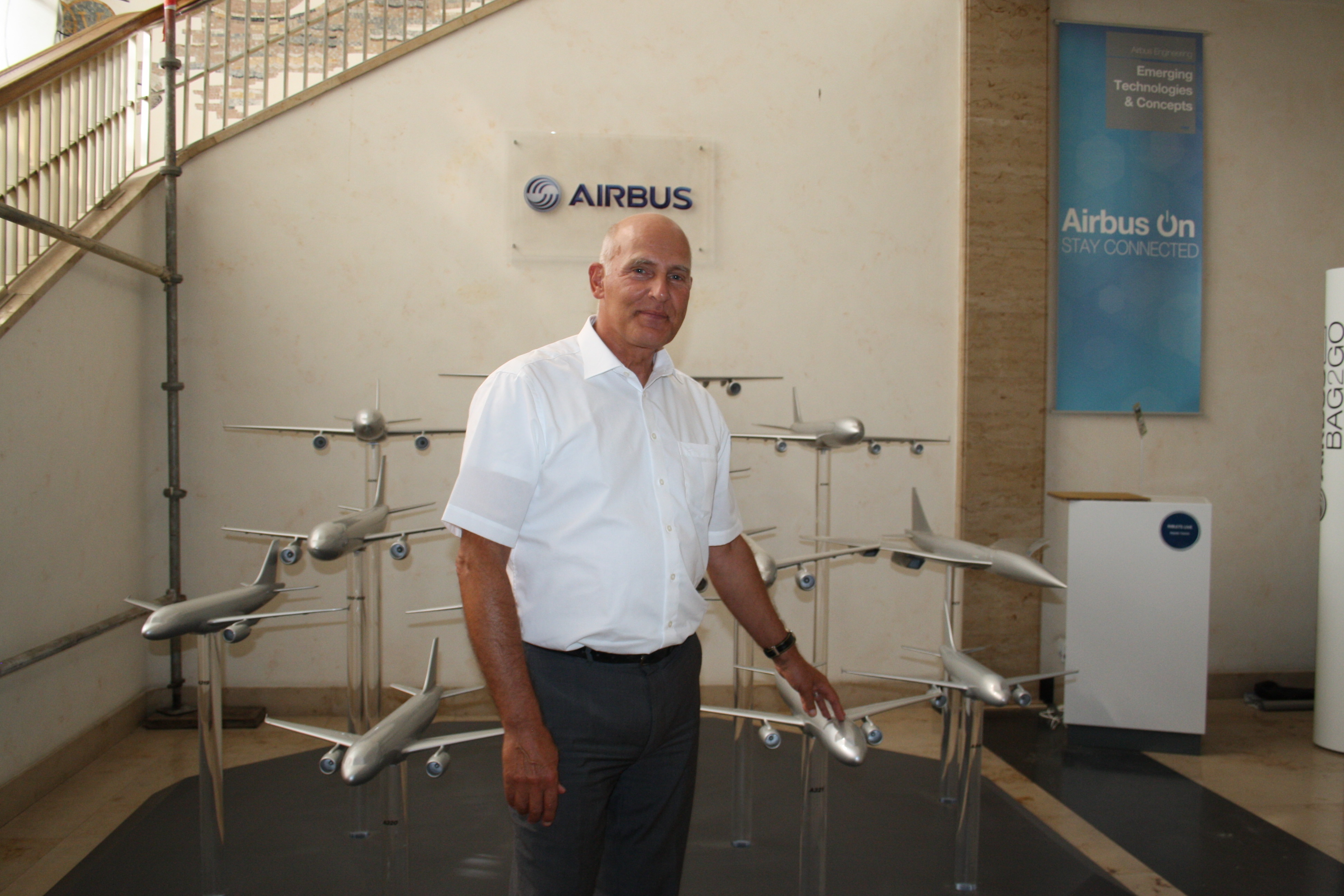Rainer Knuff mit der Modell-Flugzeugflotte von Airbus