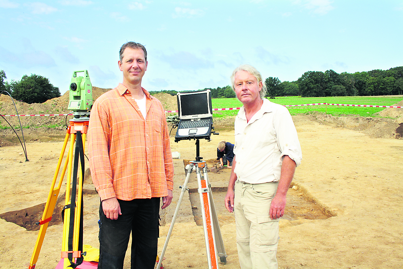 Kreisarchäologe Dr. Jochen Brandt und Grabungsleiter Willi Müller an der Ausgrabungsstellen, die mit modernster Technik dreidimensional erfasst wird