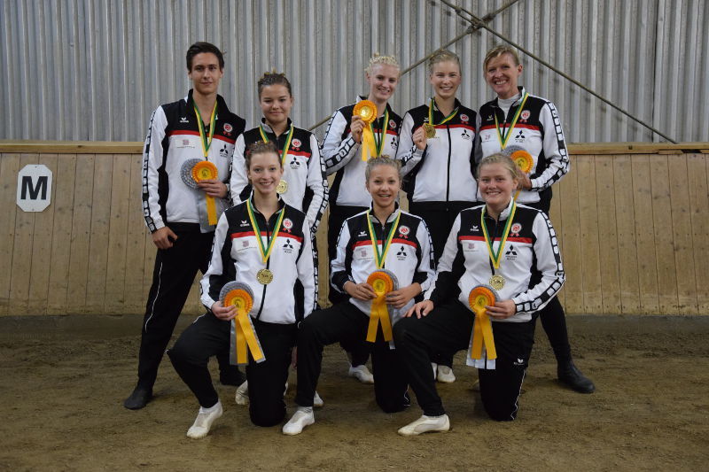 Freuen sich über die Kreismeisterschaft: Paul Jezierski (obere Reihe, v. li.), Nina Tatan, Hannah Voss, Larissa Woschetzki und Trainerin Meike König, Saija Schäfer (untere Reihe, v. li), Julia Scharnberg und Ira König