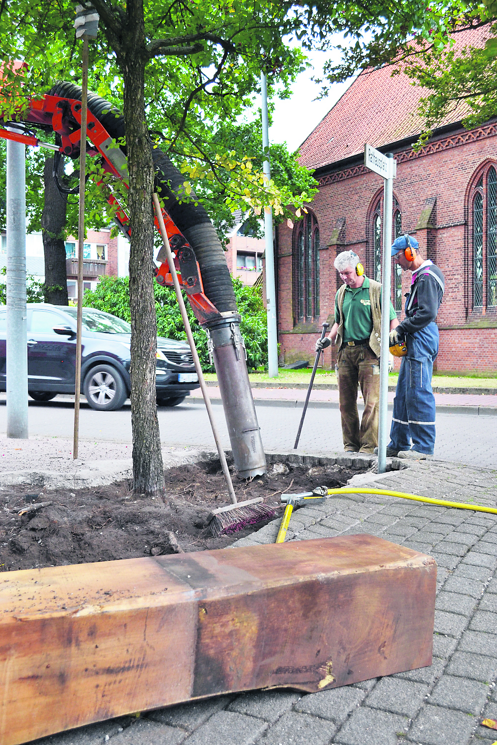 Thorsten Kleier (li.) und sein Mitarbeiter beim "Freisaugen" einer der Rabatten
