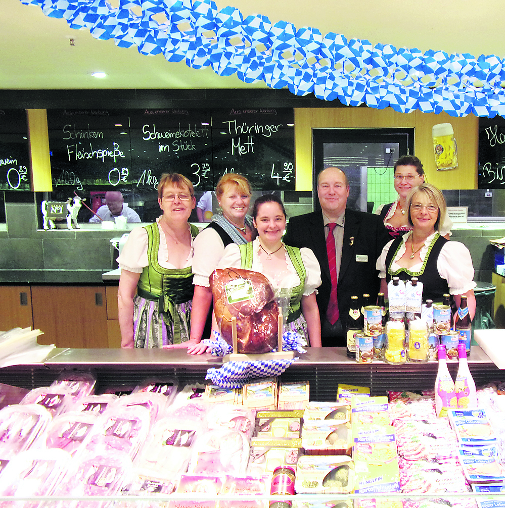 Hartmut Holst und seine Mitarbeiterinnen hatten viel Spaß auf ihrem Oktoberfest