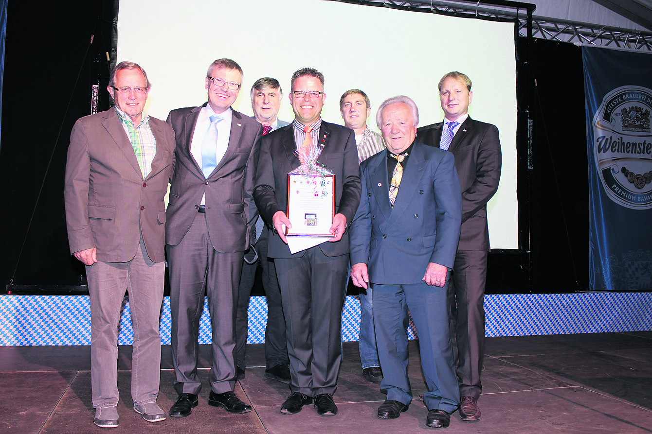 Von den Bürgermeistern aus der Samtgemeinde gab es als Geschenk einen Gutschein für einen bemalten Verteilerkasten (v. li.): Henning Schamlott (Brackel), Olaf Muus (Samtgemeinde), Gerhard Schierhorn (Hanstedt), Christian Meyer (Marxen), Holger Cohrs (stellv. Bürgermeister Asendorf), Albert Homann (Undeloh) und Marko Schreiber (Egestorf)