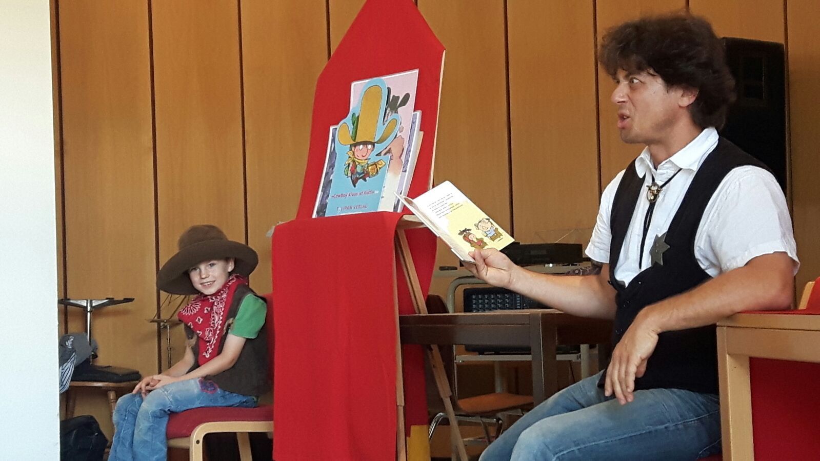 Aus dem Zweitklässler Jonas wurde während der Lesung ein Cowboy