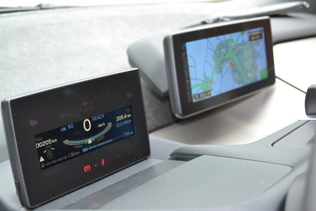 Das Display links zeigt die Reichweite, rechts das Navigationssystem