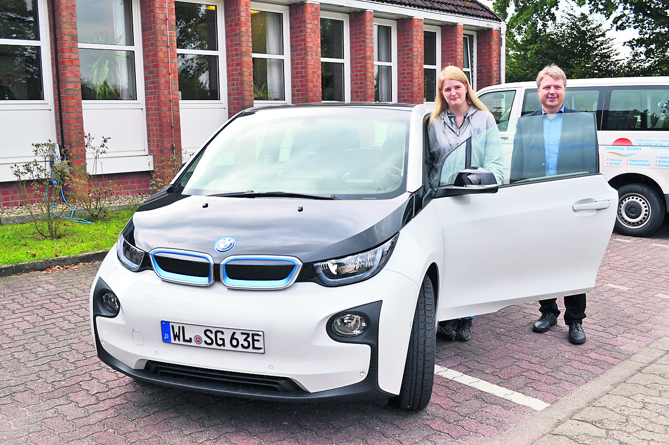 Umwelt-BufDi Paula Rosenow und Samtgemeinde-Bürgermeister Dr. Peter Dörsam mit dem Elektro-BMW