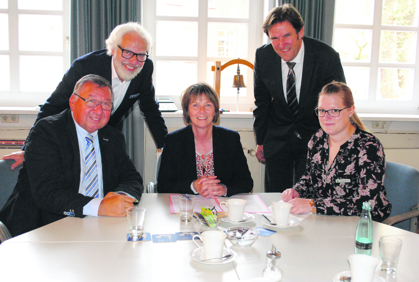 Gehen die Veranstaltungen Punkt für Punkt durch: Bürgermeisterin Silvia Nieber (Mitte) und Sophie Hagebölling von der Wirtschaftsförderung mit Vertretern von Stade aktuell (v. li.): Wolfgang Drusell, Jochen Köhler und Gerhard Hoffmann