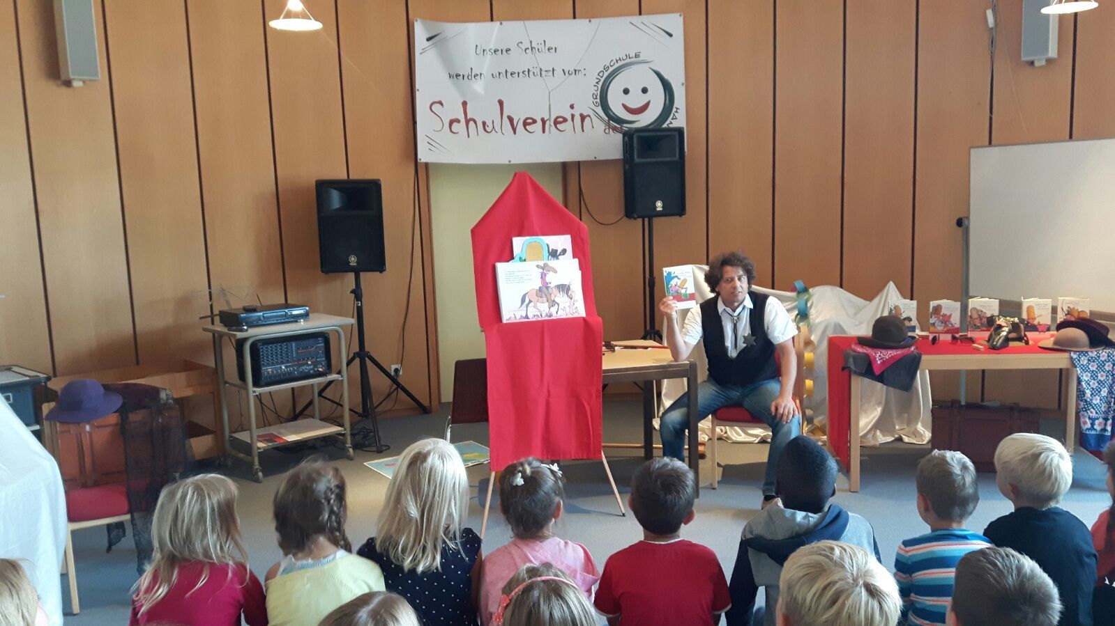 Das war ein Erlebnis: Der Autor Michael Hain stellte in Hanstedt sein Buch "Cowboy Klaus und der fiese Fränk" vor