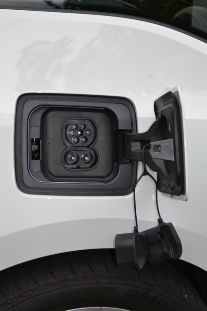 Der BMW i3 kann Gleich- und Wechselstrom tanken
