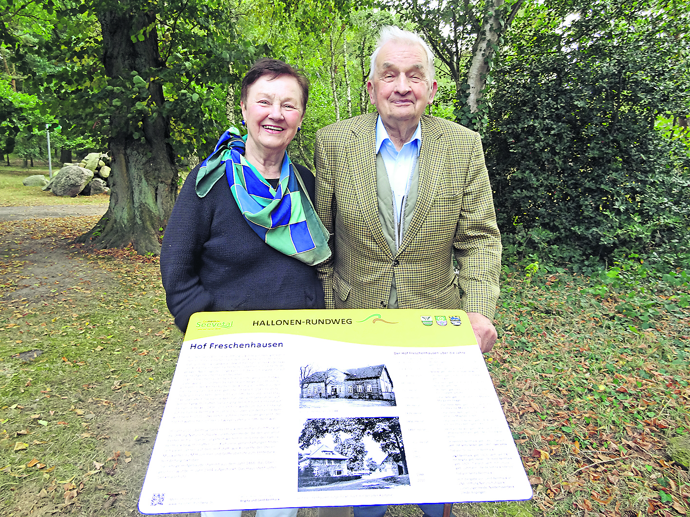 An der neuen Schautafel: Brigita und Gerd Benthack, Förderer des Hallonen-Rundwegs und Hausherren auf dem Hof Freschenhausen